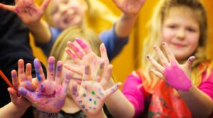 Barn med färg på handflatorna. Foto Alex & Martin IKON.