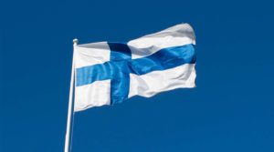 Finsk flagga mot blå himmel. Foto Shutterstock.